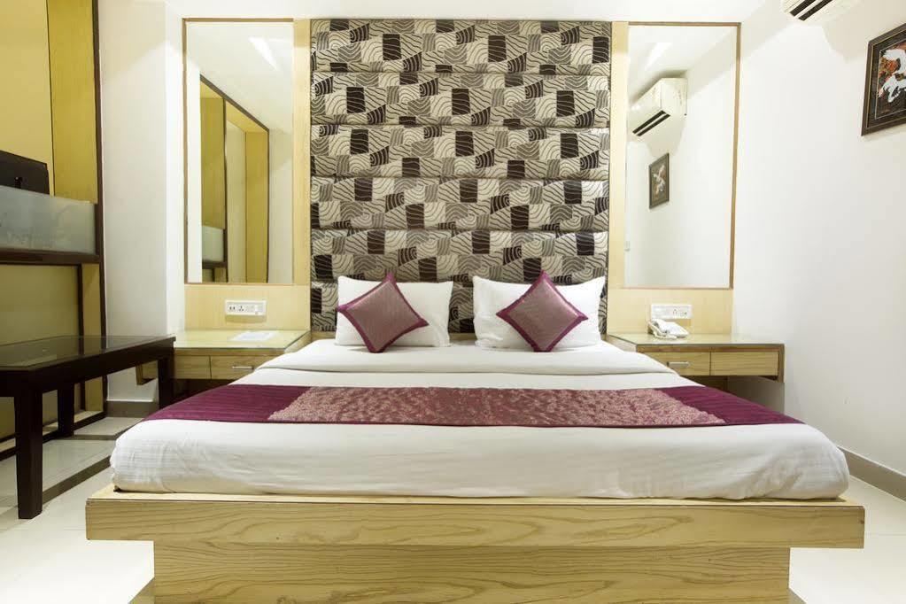 Omega Residency Hotel Ню Делхи Екстериор снимка